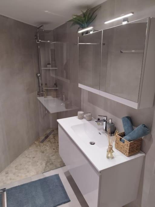 Floral Home 1 - Ground Floor Apt With Courtyard And Private Parking! Афіни Екстер'єр фото