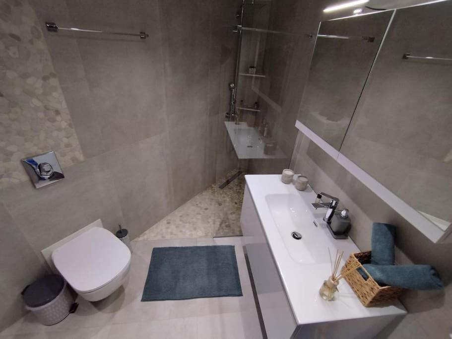 Floral Home 1 - Ground Floor Apt With Courtyard And Private Parking! Афіни Екстер'єр фото