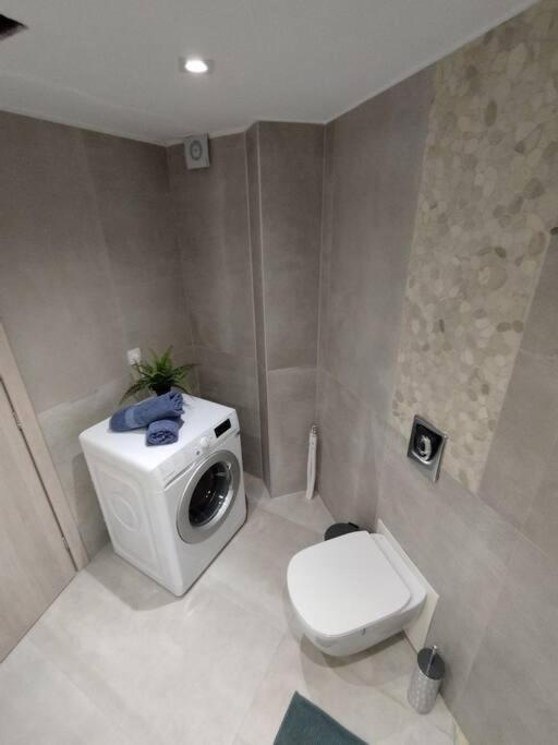 Floral Home 1 - Ground Floor Apt With Courtyard And Private Parking! Афіни Екстер'єр фото