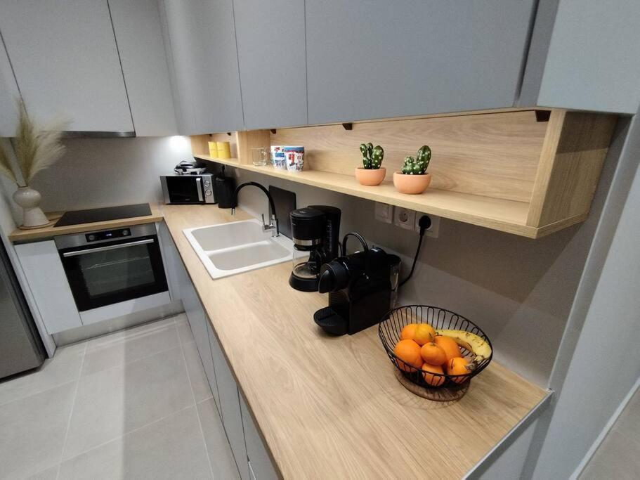 Floral Home 1 - Ground Floor Apt With Courtyard And Private Parking! Афіни Екстер'єр фото