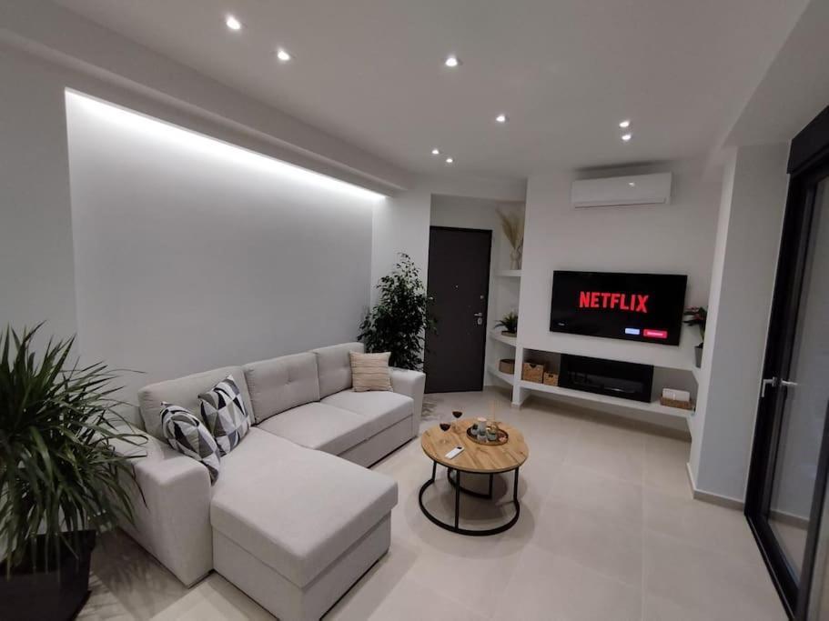 Floral Home 1 - Ground Floor Apt With Courtyard And Private Parking! Афіни Екстер'єр фото