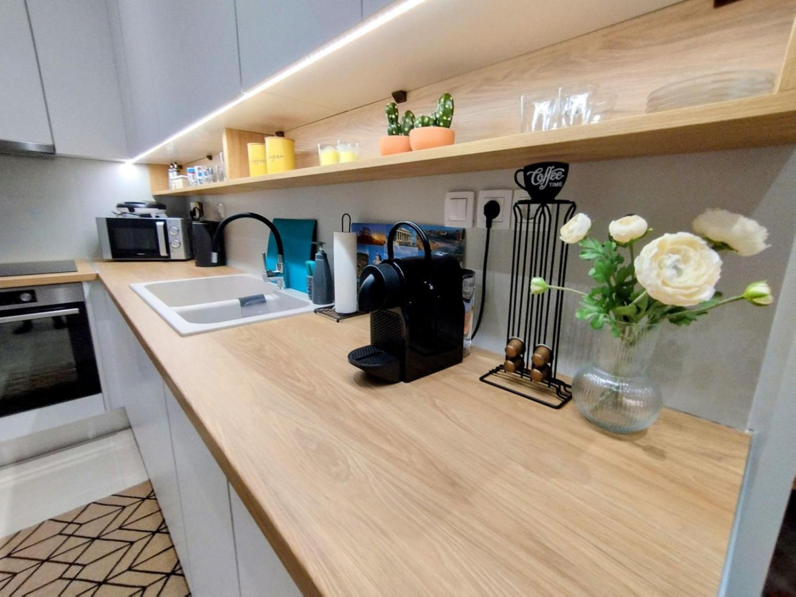Floral Home 1 - Ground Floor Apt With Courtyard And Private Parking! Афіни Екстер'єр фото